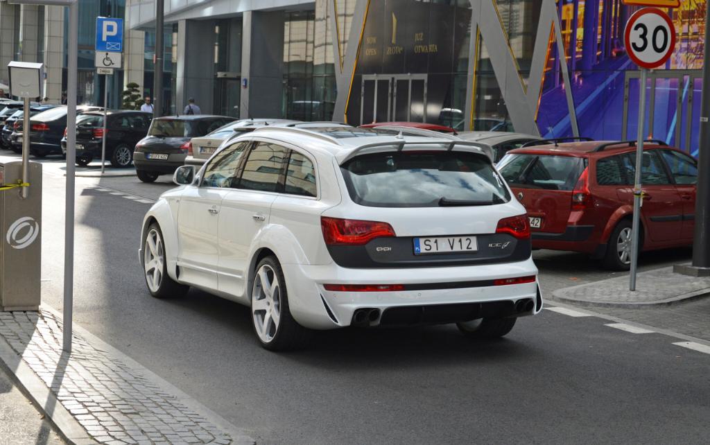 9538622198AUDIQ7V12.jpg