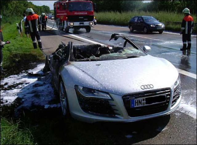 95460820070909aAudiR8crash.jpg