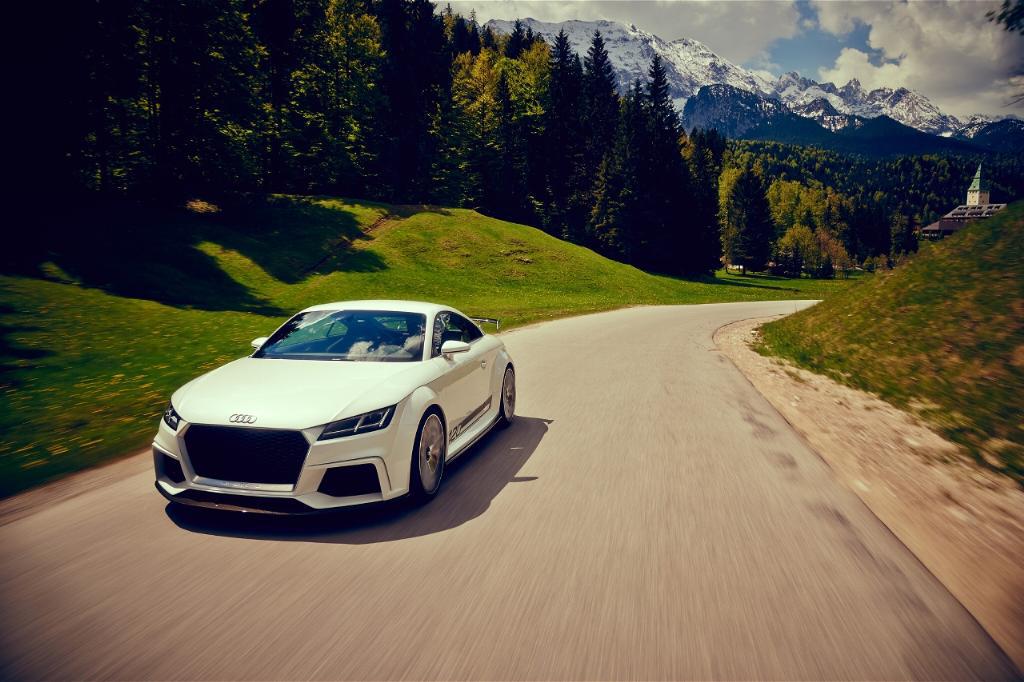 958679audittquattrosportconceptfrontmotionviewuproad.jpg