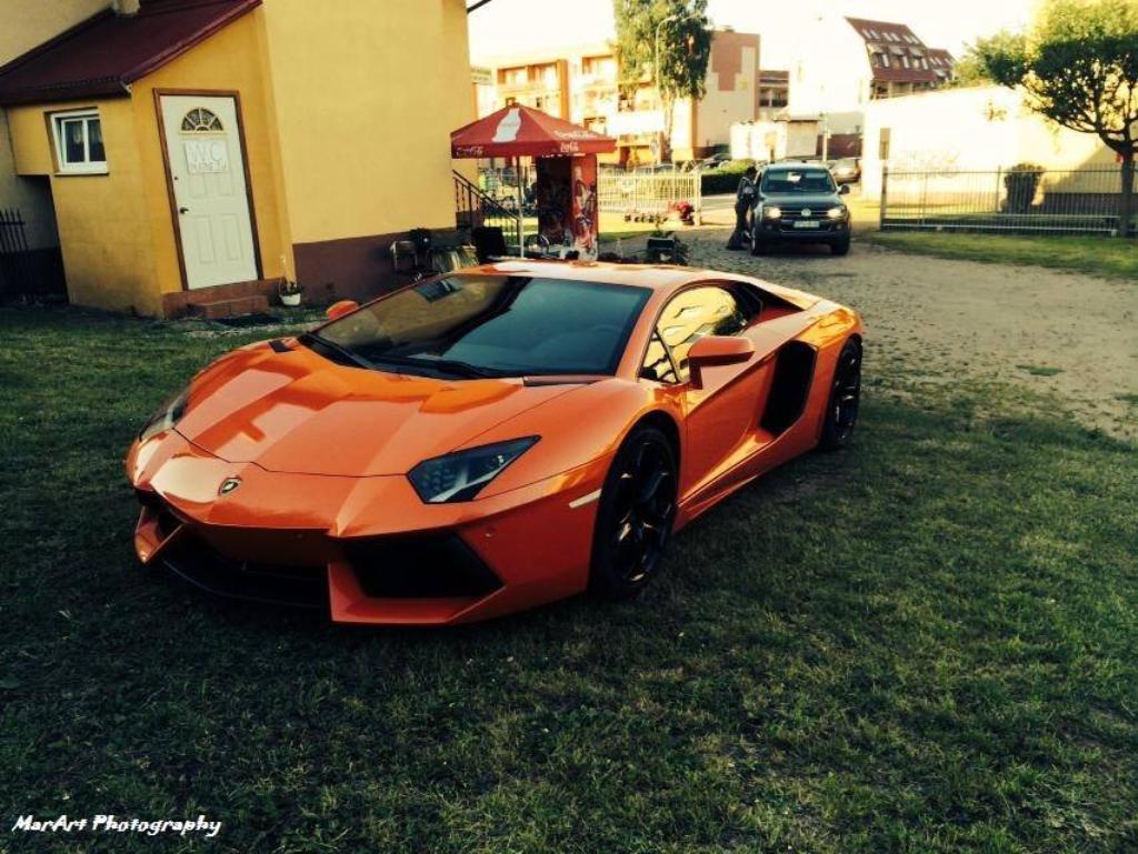 9711431068LAMBORGHINIAVENTADOR.jpg