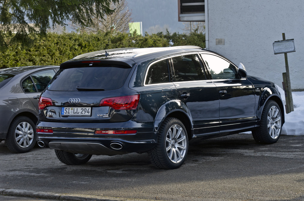 972389664Q7V12.jpg