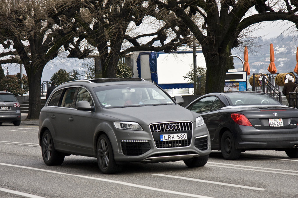 974634730Q7V12.jpg