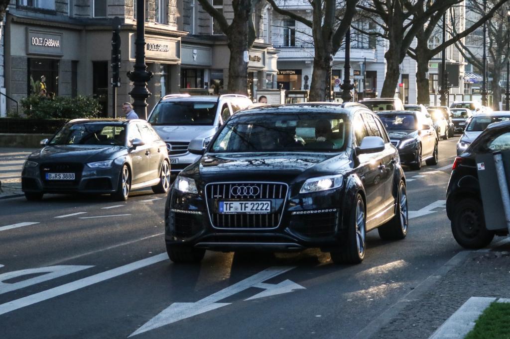 9769002173AUDIQ7V12.jpg