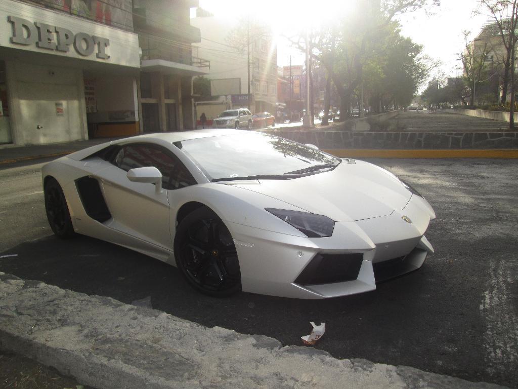 980255763LAMBORGHINIAVENTADOR.jpg