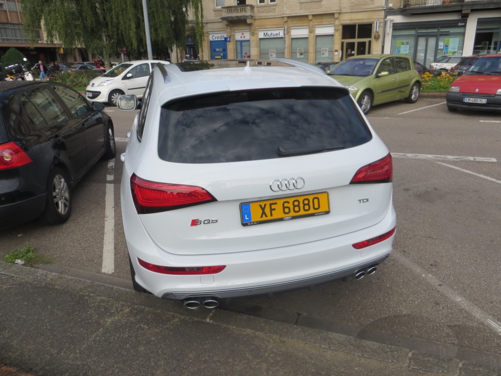 993362AUDISQ5850.jpg