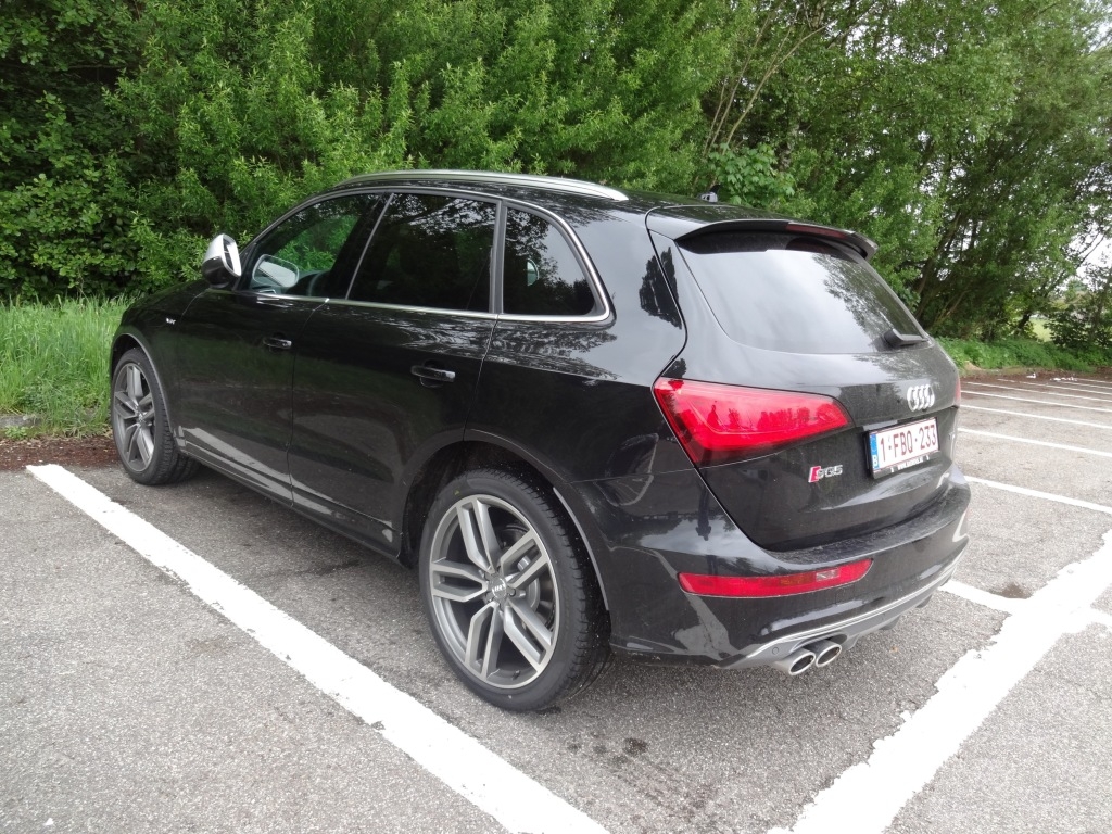 993441AUDISQ5600.jpg