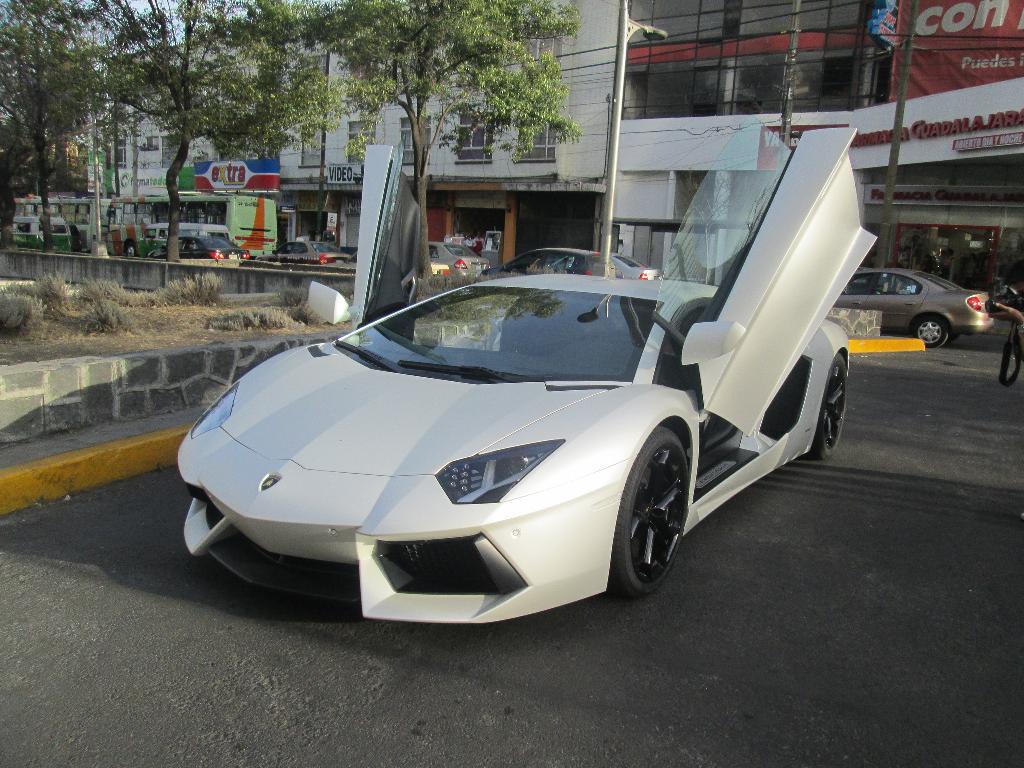 994768764LAMBORGHINIAVENTADOR.jpg