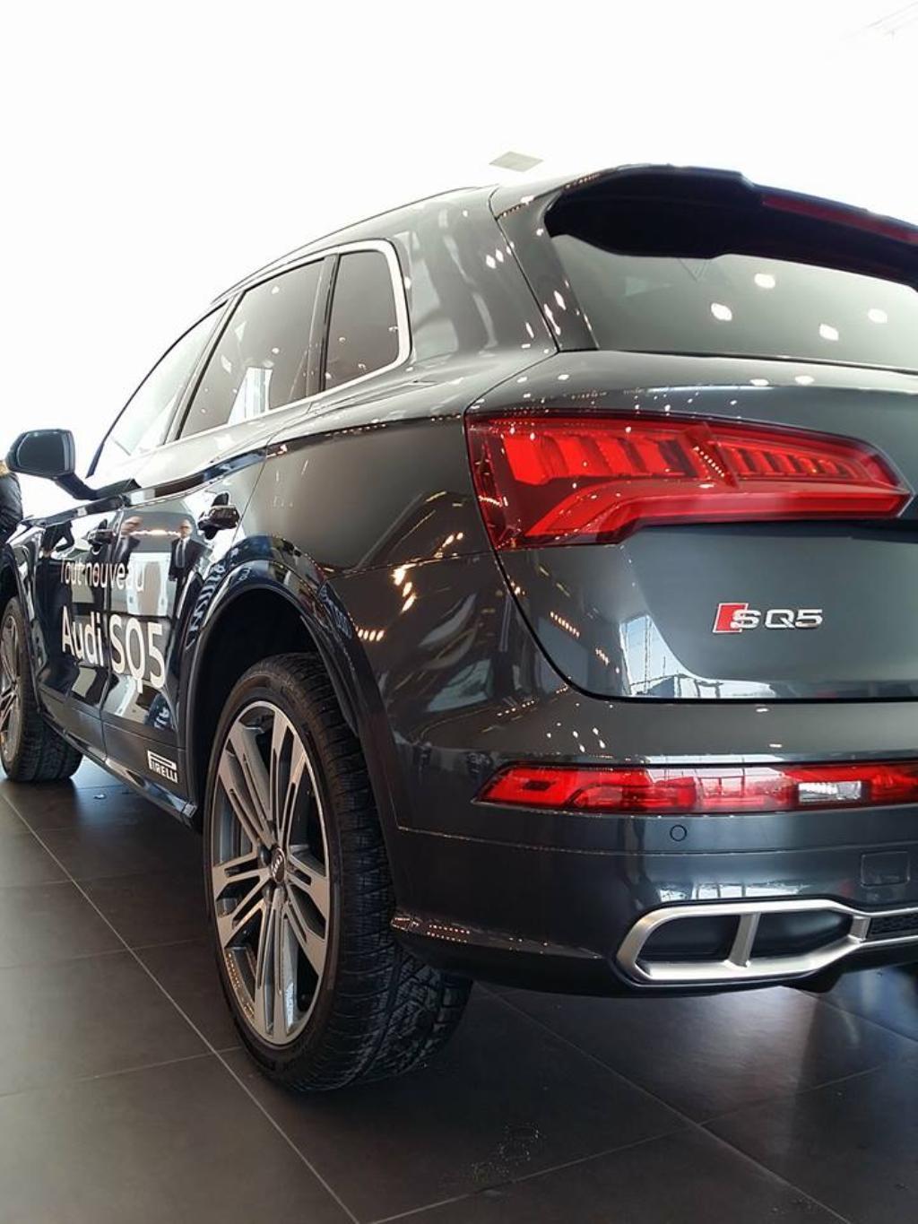 999273AUDISQ5B90038.jpg
