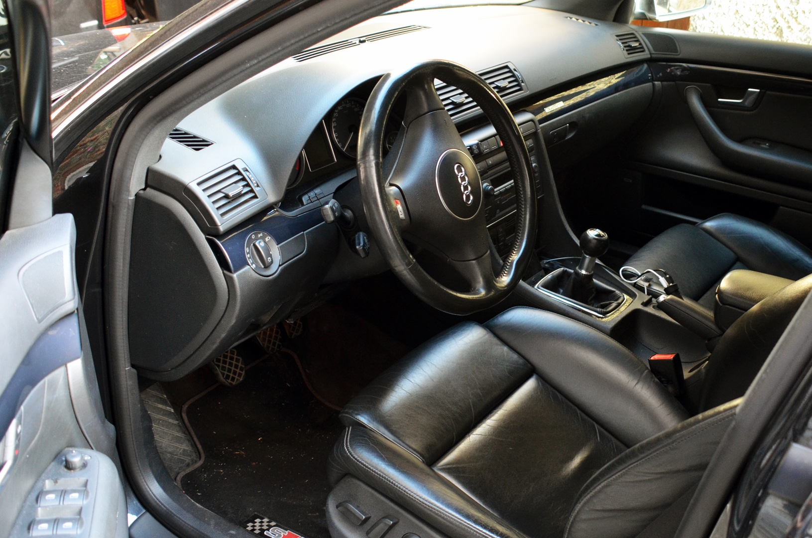audi-s4-interieur-jeubqi.jpg